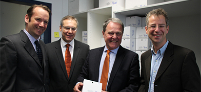 Bavarian State Minister of Sciences visits ibidi GmbH